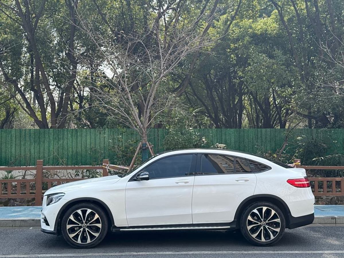 奔馳 奔馳GLC  2022款 改款 GLC 260 4MATIC 轎跑SUV圖片