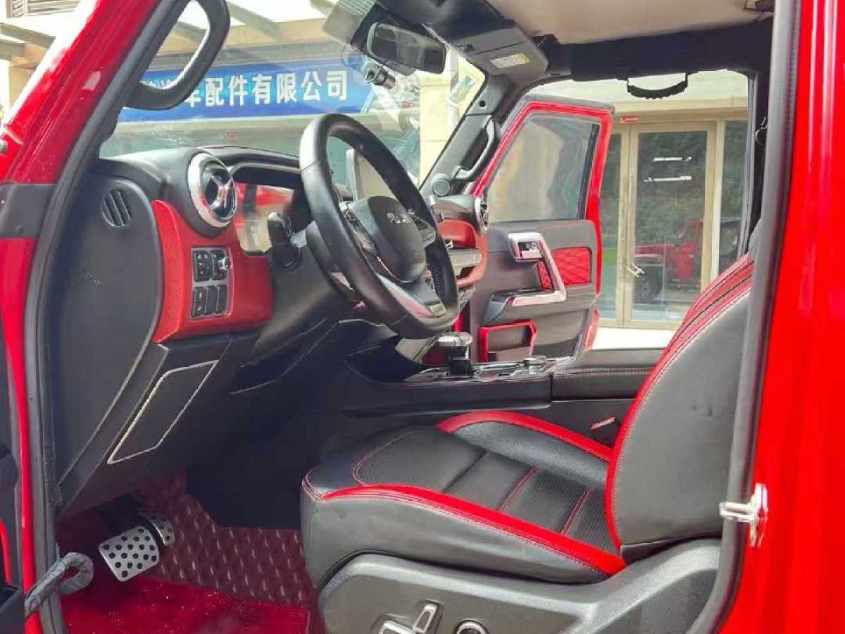 北京 BJ40  2020款 2.0T 自動四驅城市獵人版?zhèn)b客型圖片