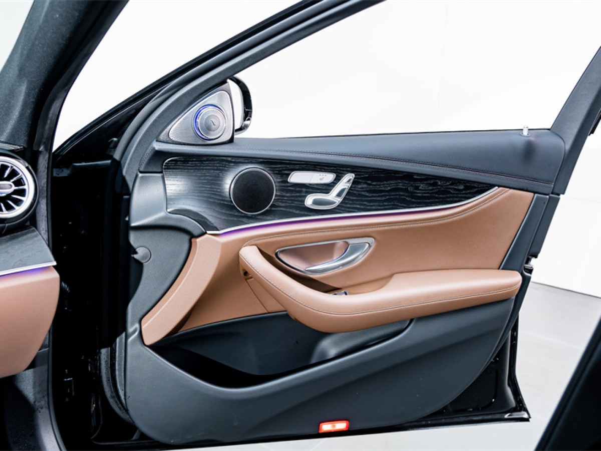 2022年5月奔驰 奔驰E级  2022款 改款二 E 300 L 运动时尚型
