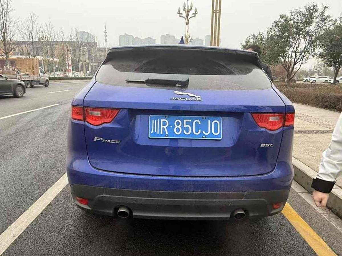 捷豹 F-PACE  2018款 2.0T 兩驅(qū)都市尊享版圖片