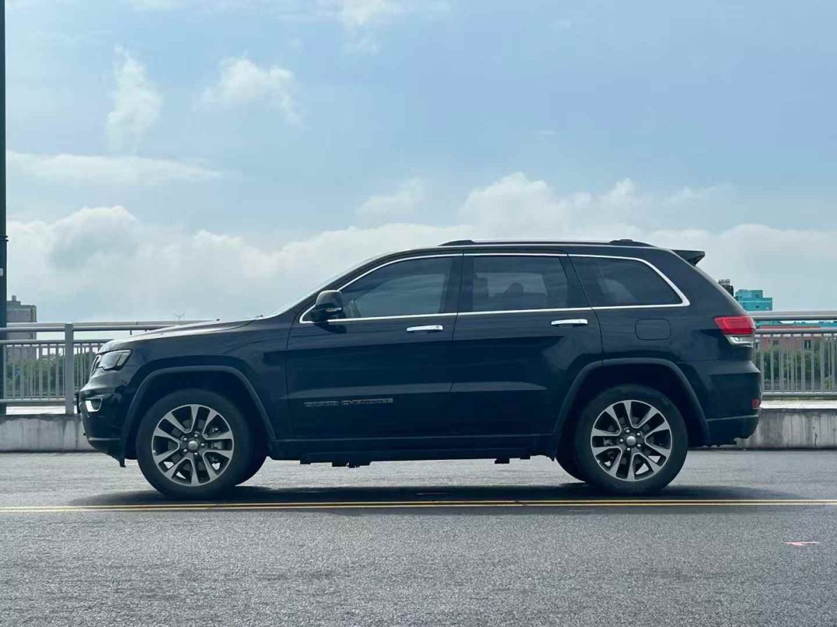 Jeep 大切諾基  2019款 3.0L 專業(yè)導(dǎo)航版圖片