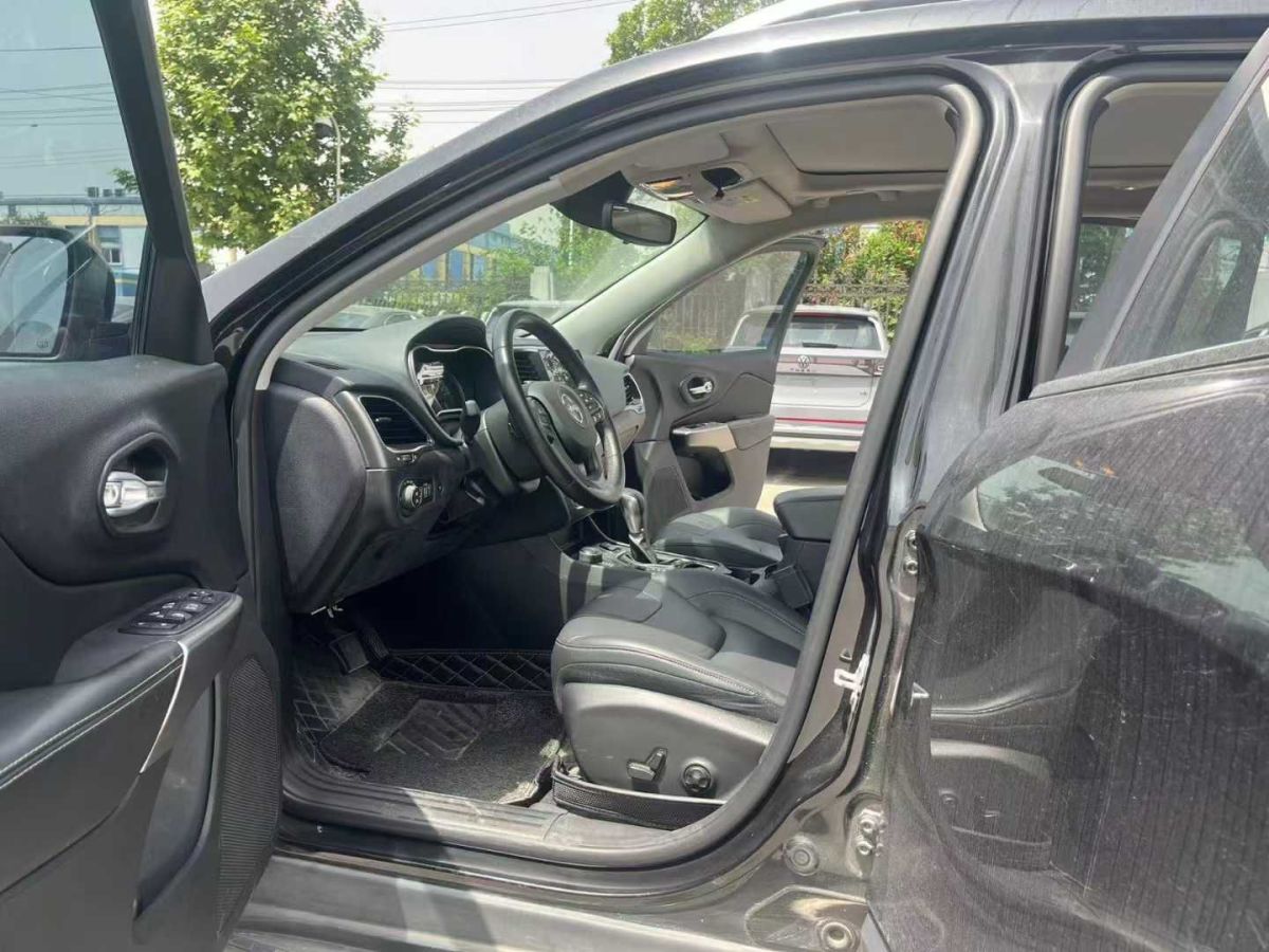 Jeep 自由光  2019款 2.0T 四驅(qū)探享版+自動駕駛智慧包圖片