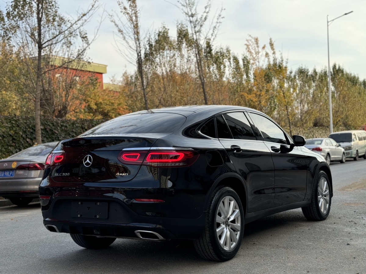 奔驰 奔驰GLC  2022款 改款 GLC 260 4MATIC 轿跑SUV图片