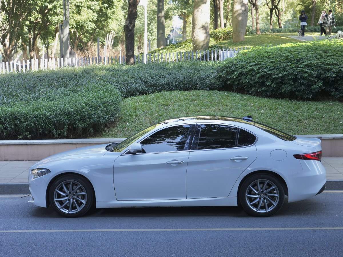 阿爾法·羅密歐 Giulia  2018款 2.0T 280HP 豪華版 碳纖維限量版圖片