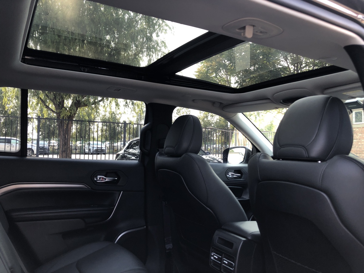 Jeep 指揮官  2018款 2.0T 兩驅(qū)進(jìn)享版圖片