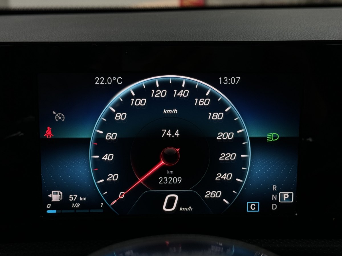 2019年8月奔驰 奔驰A级  2019款  改款 A 180 L 运动轿车