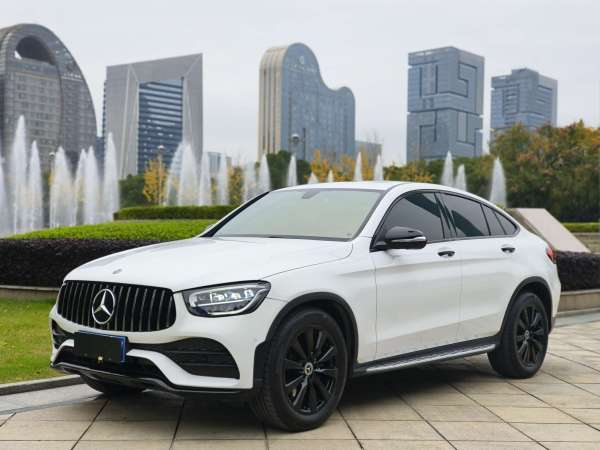 奔驰 奔驰GLC  2022款 改款 GLC 260 4MATIC 轿跑SUV