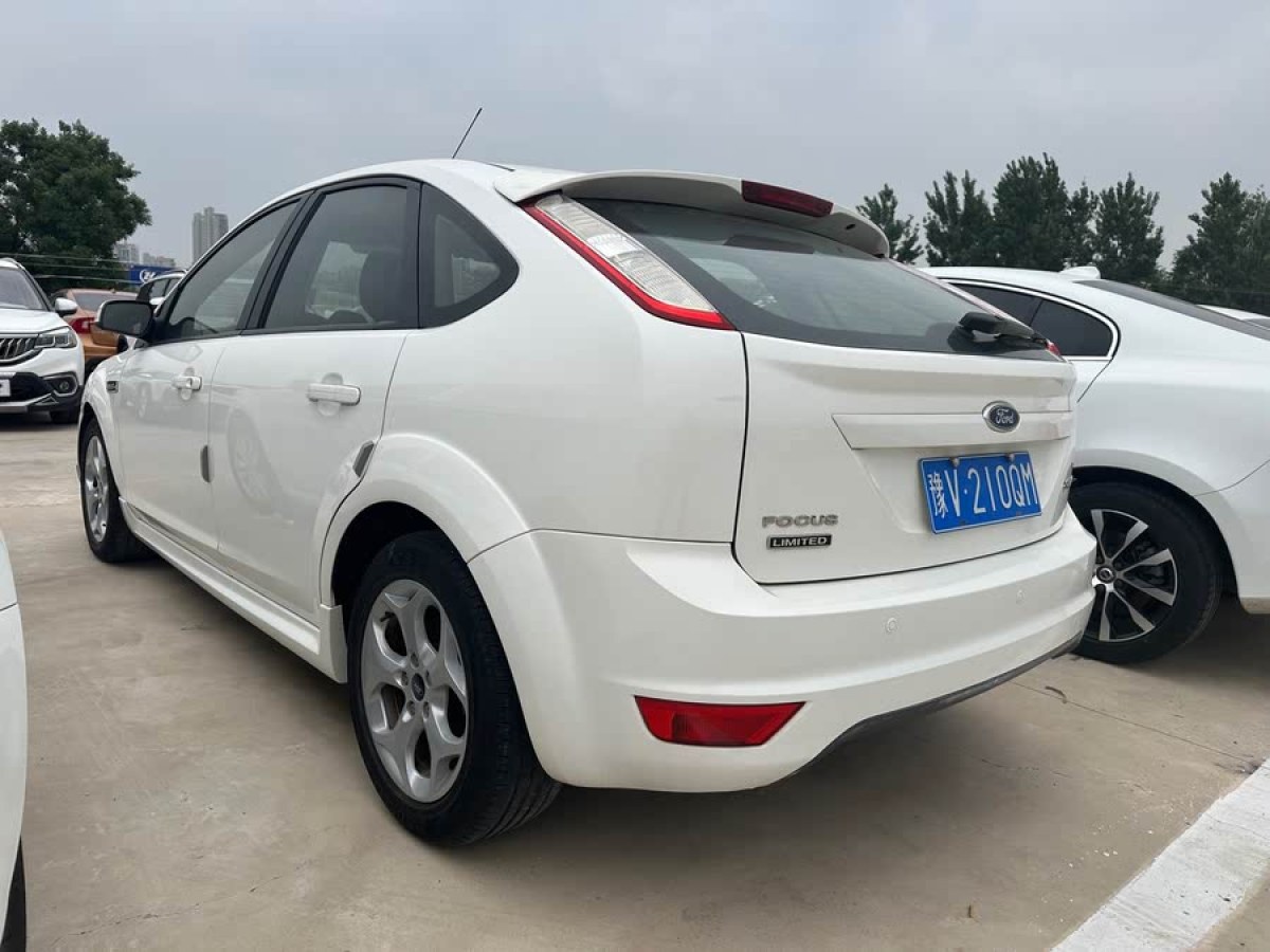 福特 福克斯  2014款 兩廂經(jīng)典 1.8L 自動酷白典藏版圖片