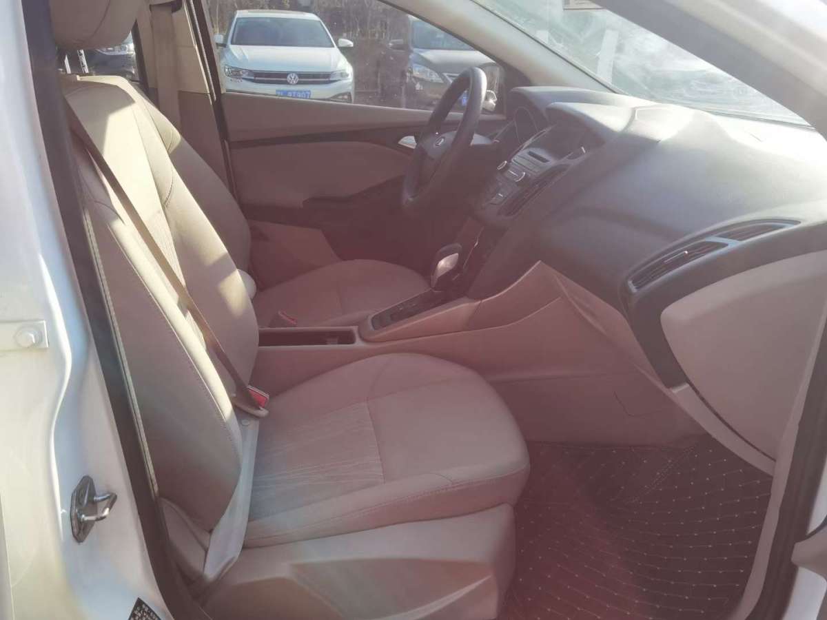 2015年9月福特 福克斯  2015款 三厢 1.6L 自动舒适型