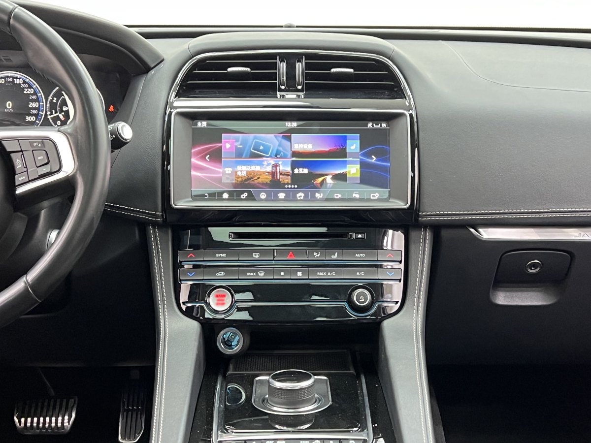 2017年3月捷豹 F-PACE  2016款 2.0T 兩驅(qū)R-Sport運(yùn)動(dòng)版