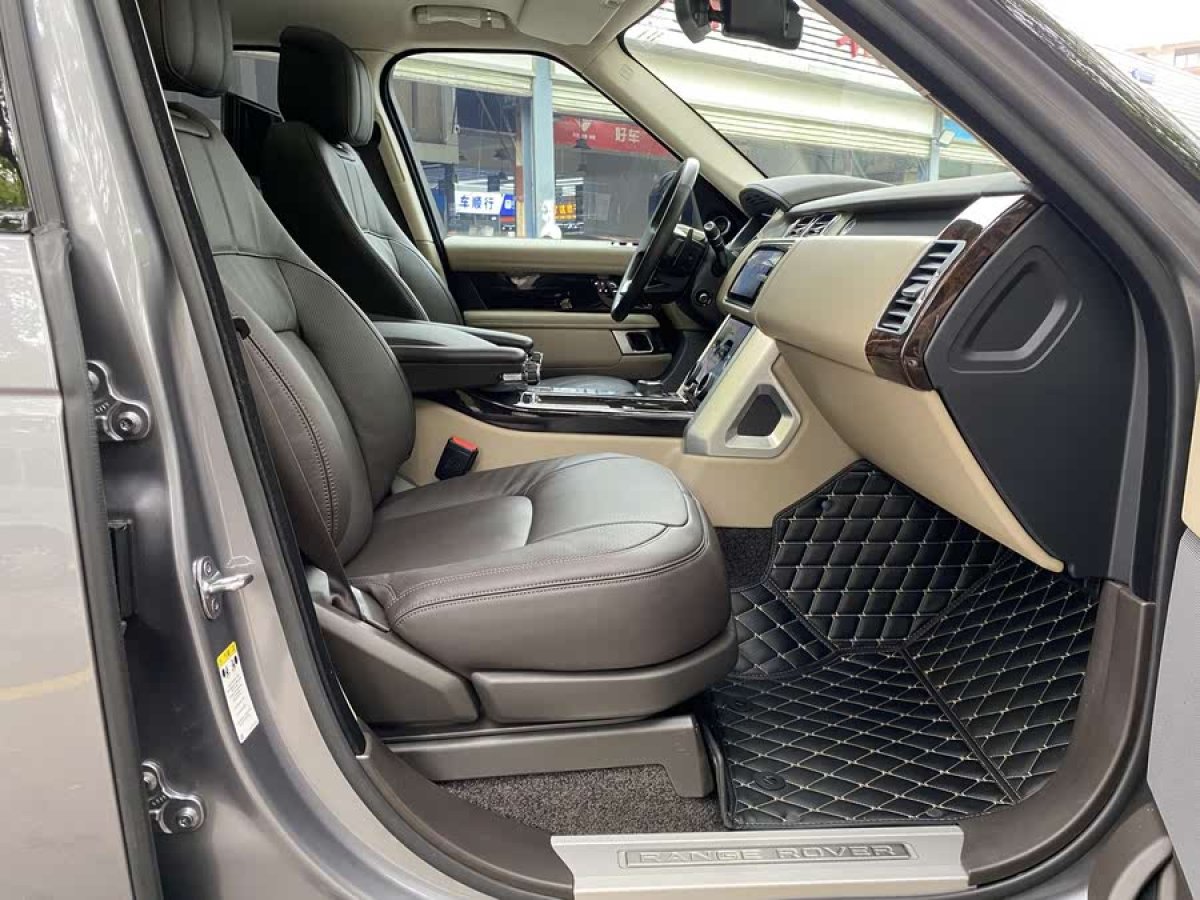 路虎 攬勝  2020款 3.0 L6 傳世加長(zhǎng)版圖片