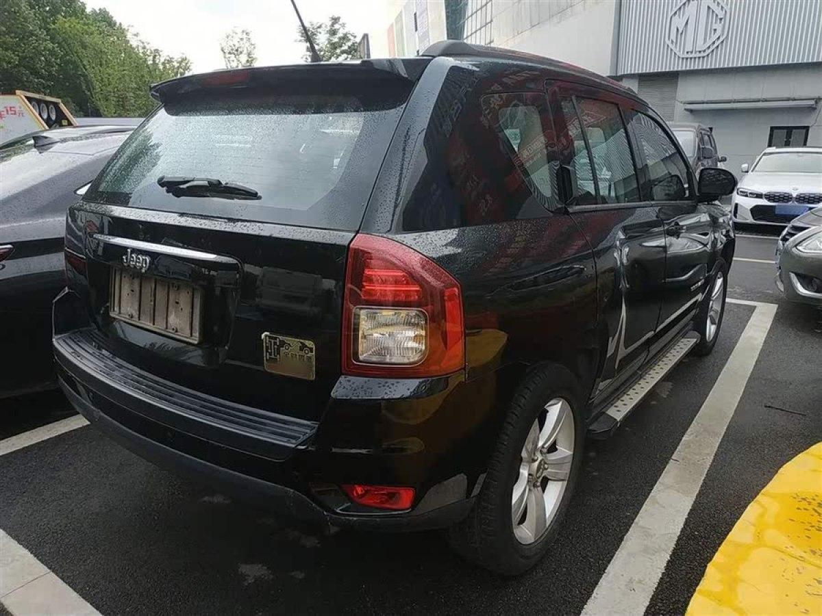 Jeep 指南者  2014款 2.0L 兩驅(qū)運(yùn)動(dòng)版圖片