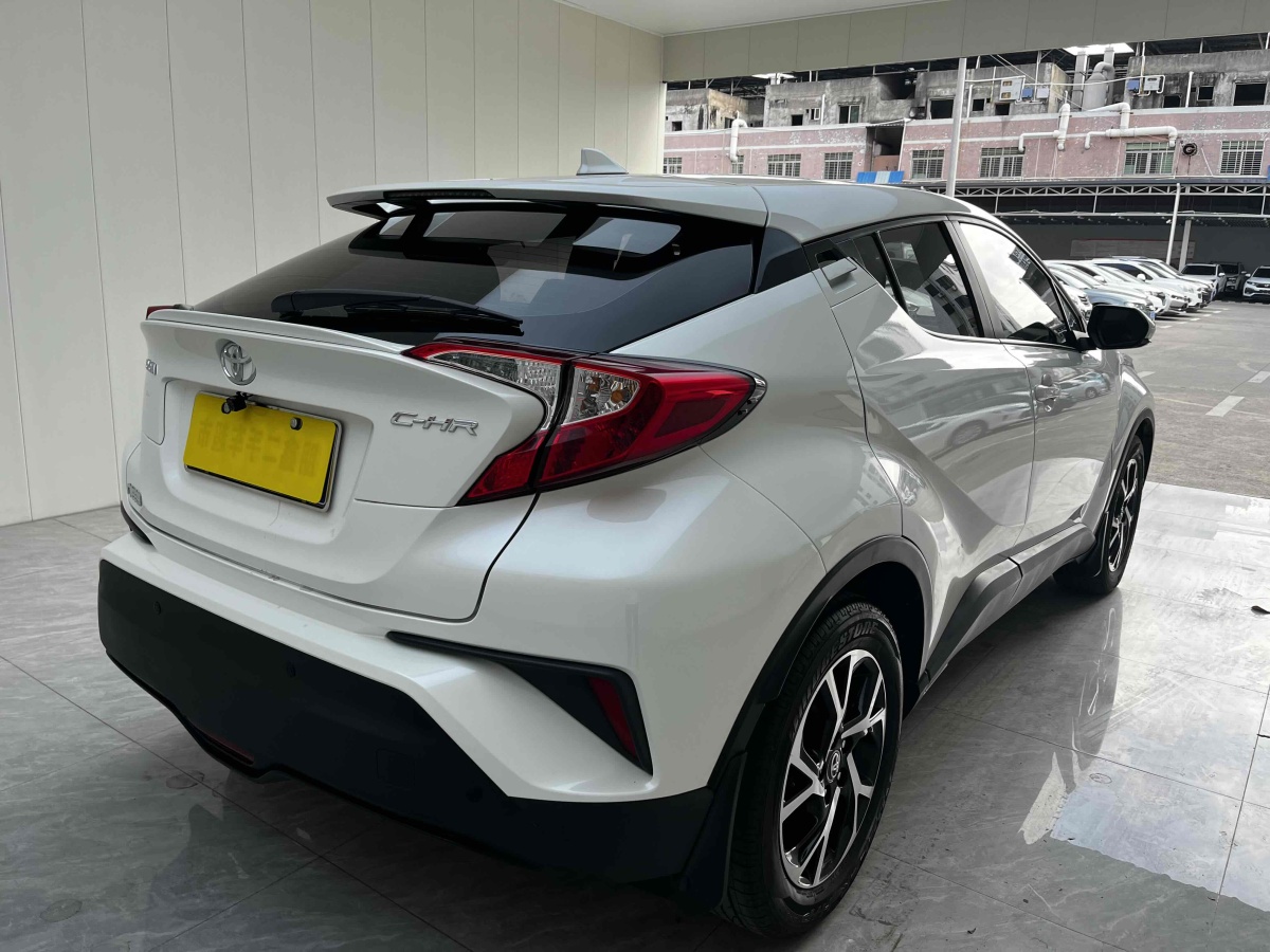 豐田 C-HR  2020款 2.0L 領(lǐng)先版圖片