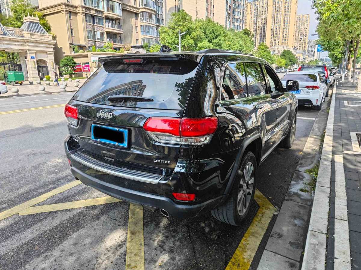 2018年12月Jeep 大切諾基  2017款 3.0L 舒享導(dǎo)航版