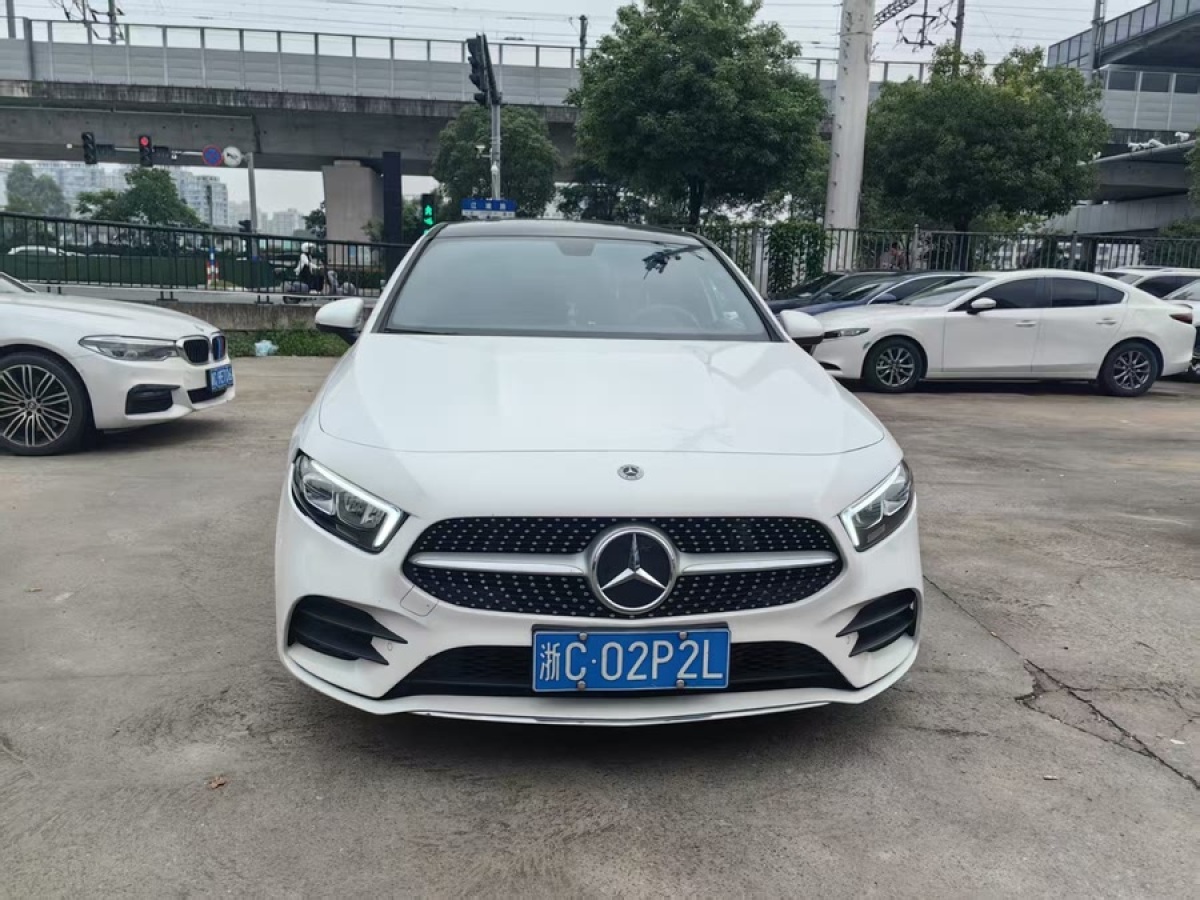 奔馳 奔馳A級(jí)  2022款 改款三 A 200 L 運(yùn)動(dòng)轎車時(shí)尚型圖片