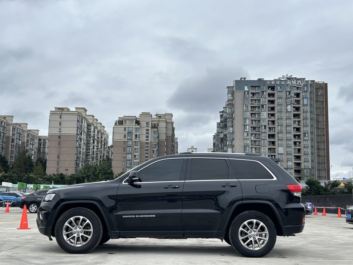 Jeep 大切諾基  2014款 3.6L 舒適導(dǎo)航版圖片