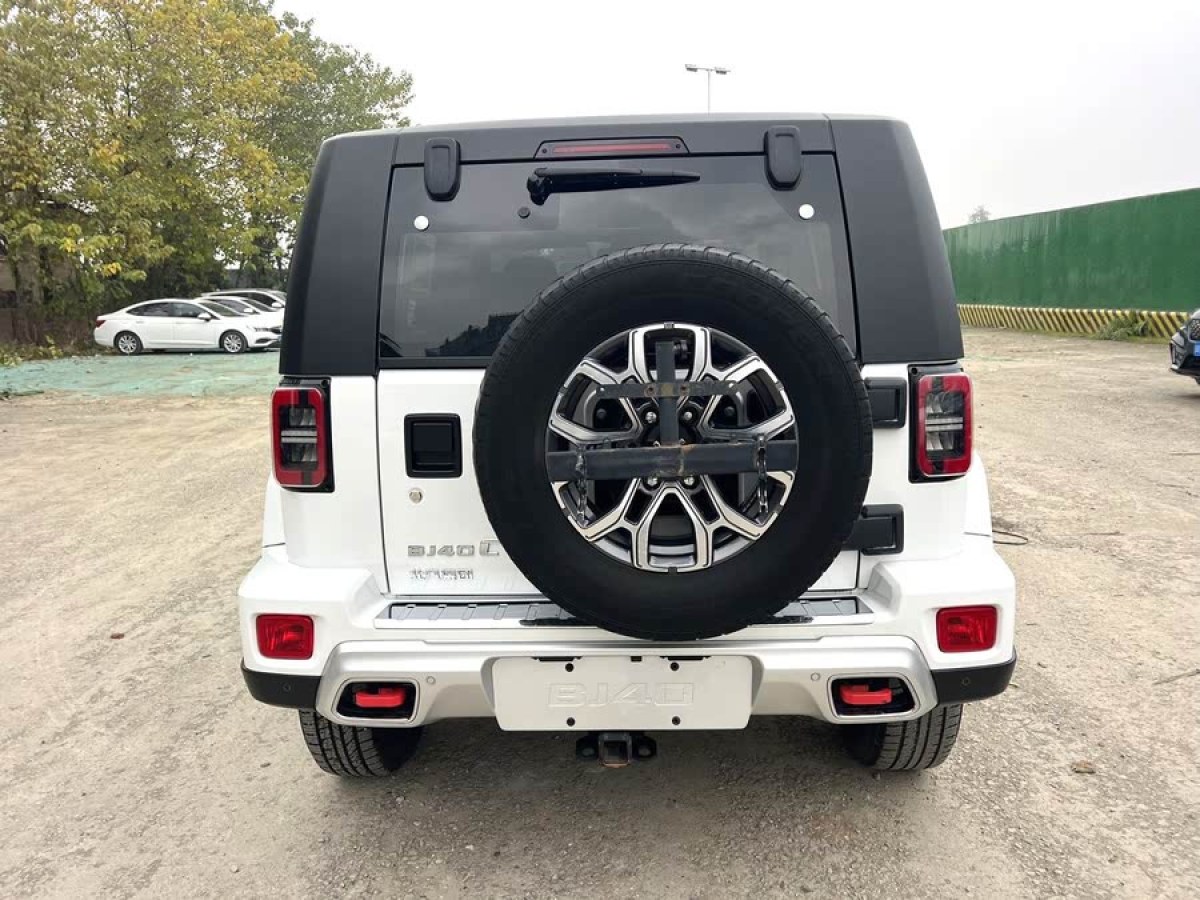 北京 BJ40  2020款 2.0T 自動(dòng)四驅(qū)城市獵人版?zhèn)b客型圖片