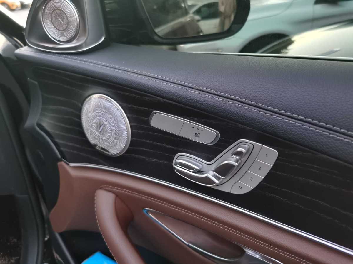 2019年10月奔驰 奔驰E级  2019款 改款 E 300 L 运动豪华型