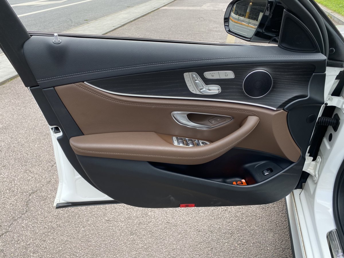2019年5月奔驰 奔驰E级  2019款 改款 E 300 L 运动时尚型