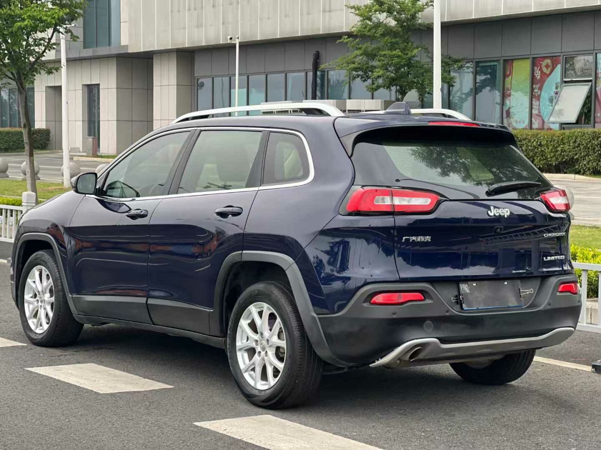 Jeep 自由俠  2018款 互聯(lián)大屏版 180T 自動(dòng)智能版圖片