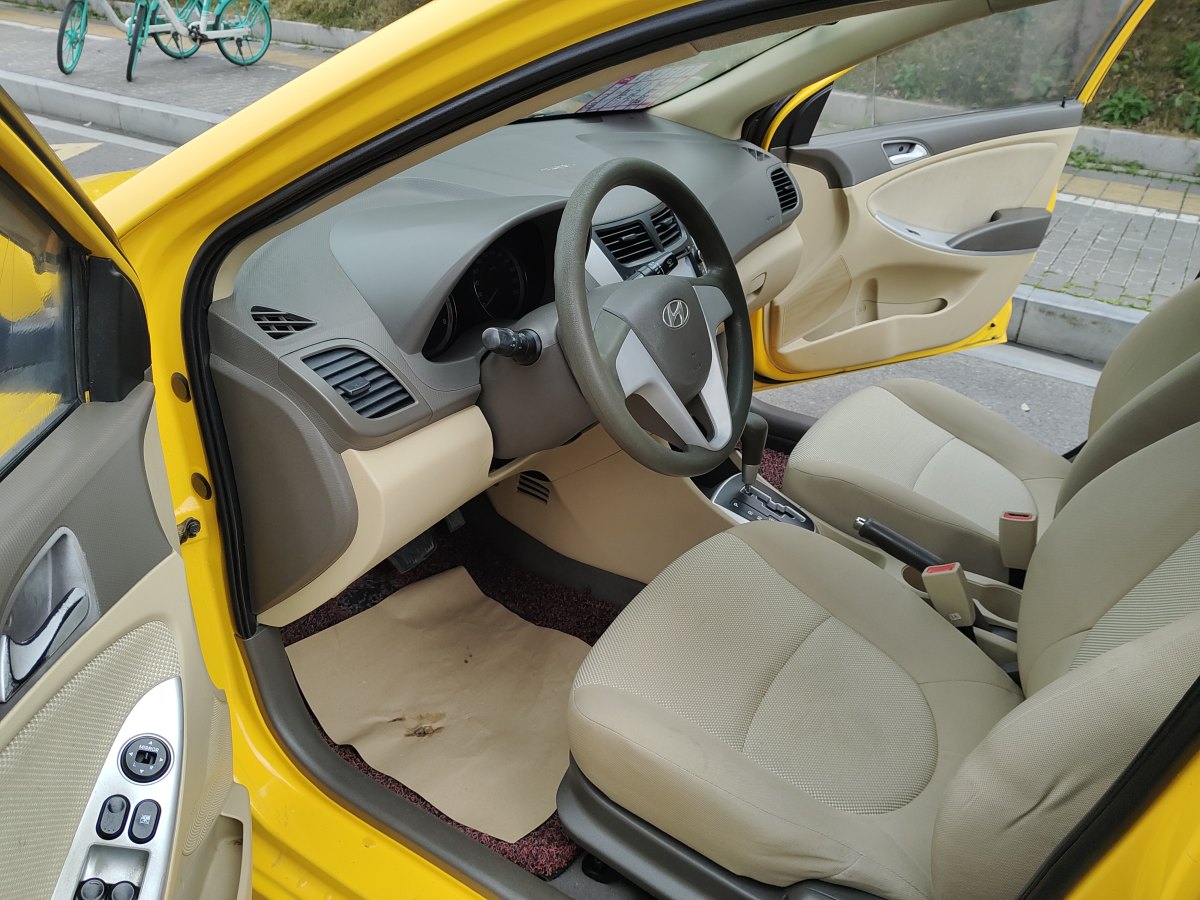 现代 瑞纳  2013款 三厢 1.4L 自动标准型GL图片