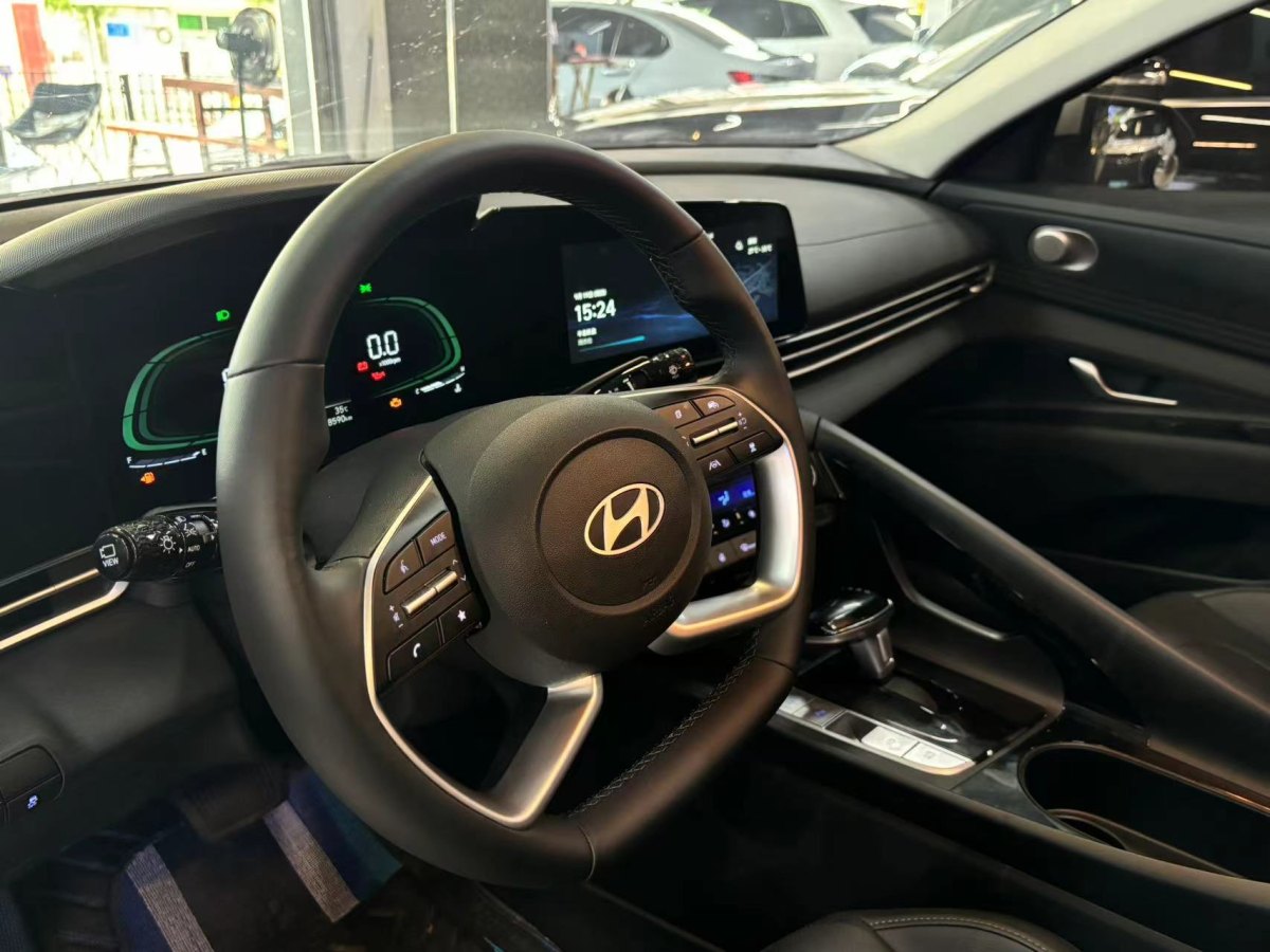 2024年3月現(xiàn)代 伊蘭特  2023款 1.5L CVT LUX尊貴版