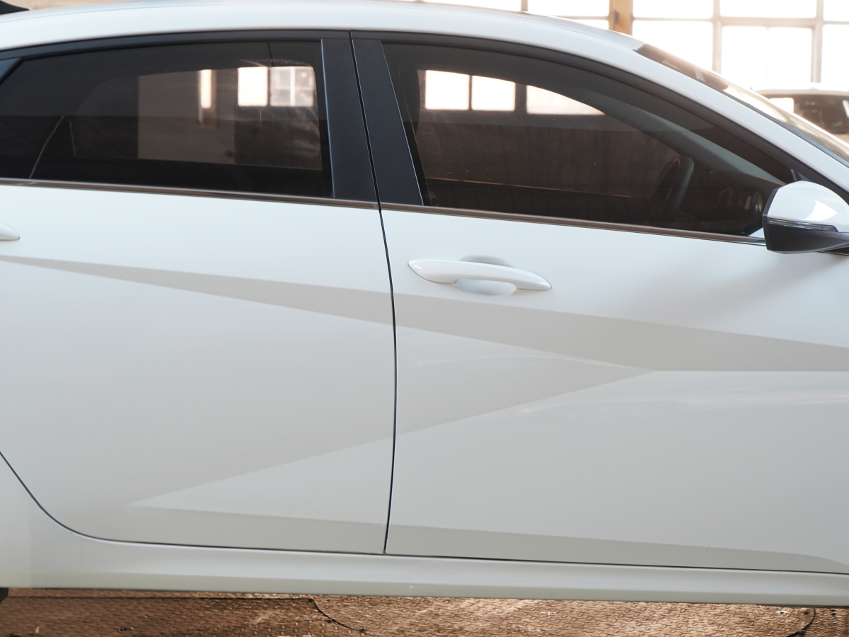 2021年12月現(xiàn)代 伊蘭特  2021款 1.5L LUX尊貴版