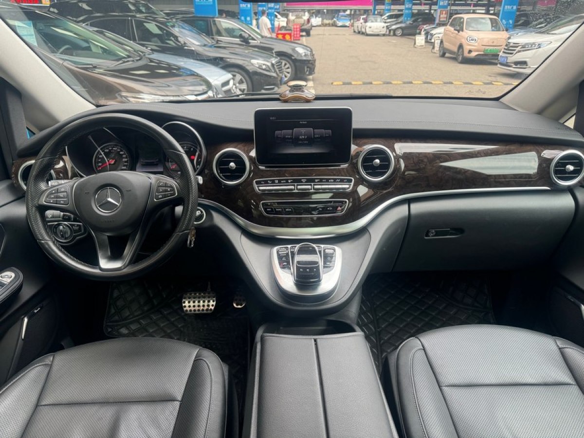2018年6月奔驰 V级  2017款 V 260 L 尊贵加长版