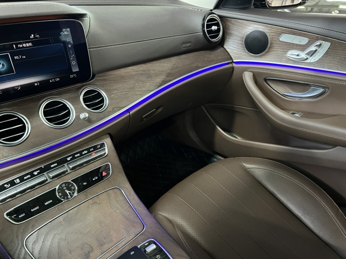 奔馳 奔馳E級  2020款 E 300 L 時(shí)尚型圖片