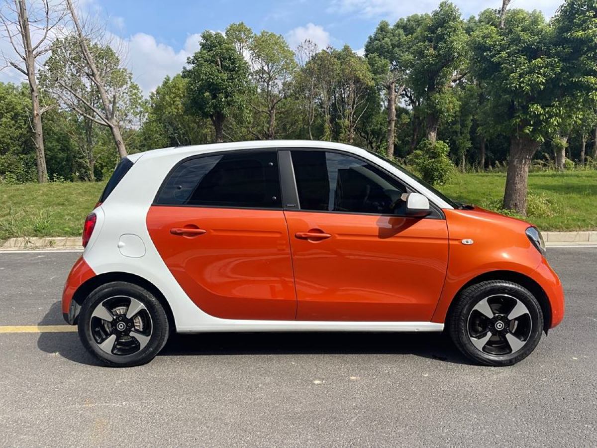 2018年9月smart forfour  2018款 1.0L 52千瓦激情版