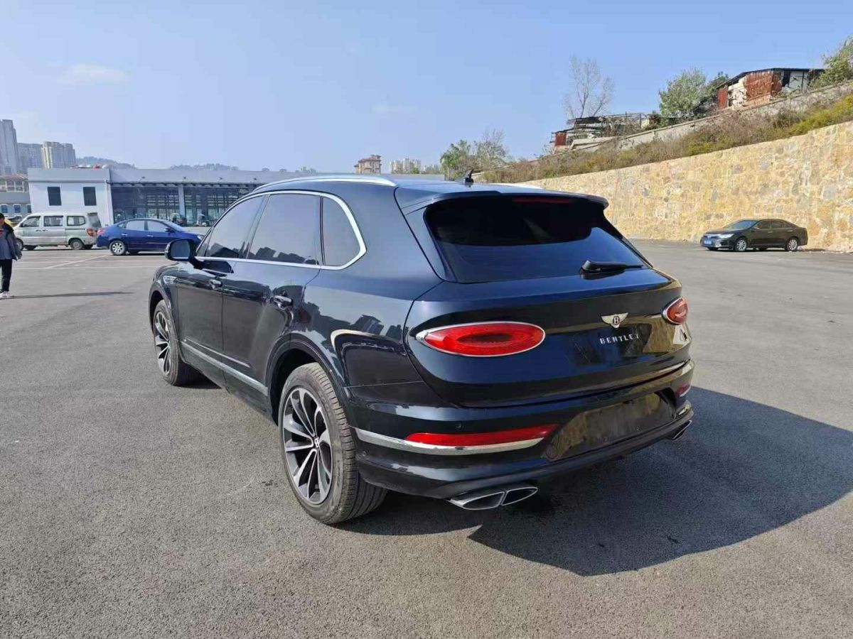 賓利 添越  2023款 4.0T V8 長(zhǎng)軸距版圖片