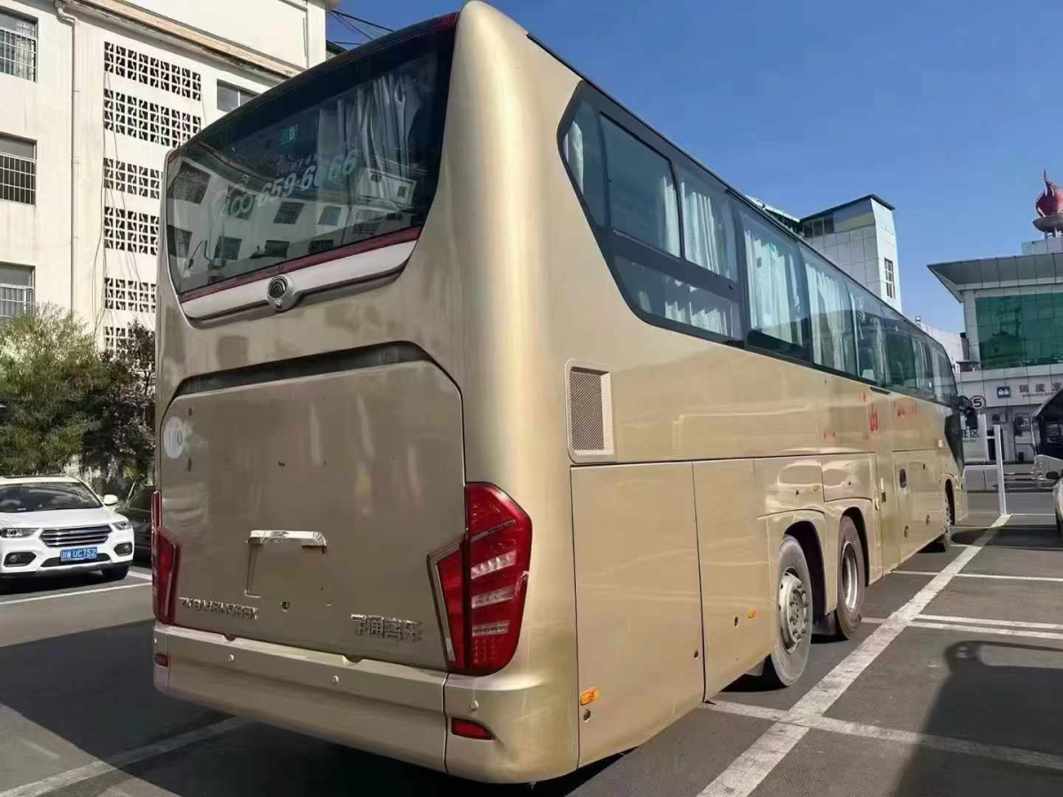 兩臺(tái)48座后吊輪宇通6148準(zhǔn)新車(chē)圖片