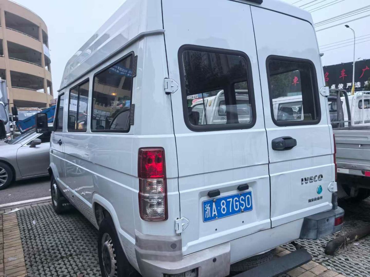 依維柯 得意  2022款 2.5T A37 M1客車 5-9座長(zhǎng)軸中頂雙胎手動(dòng)門圖片