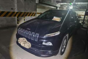 自由光 Jeep 2.0L 優(yōu)越版