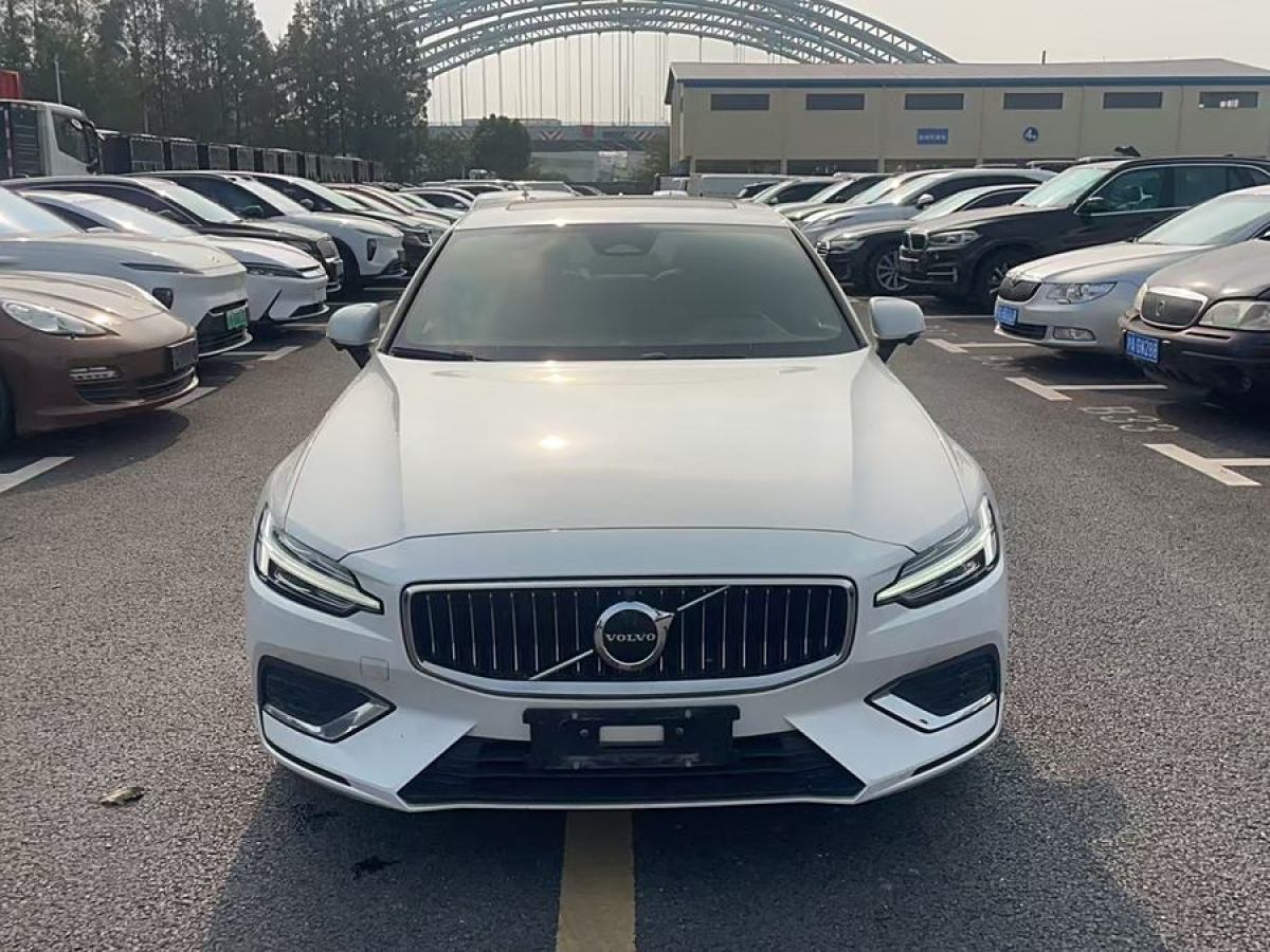 2022年9月沃爾沃 S60L  2023款 B4 智遠(yuǎn)豪華版