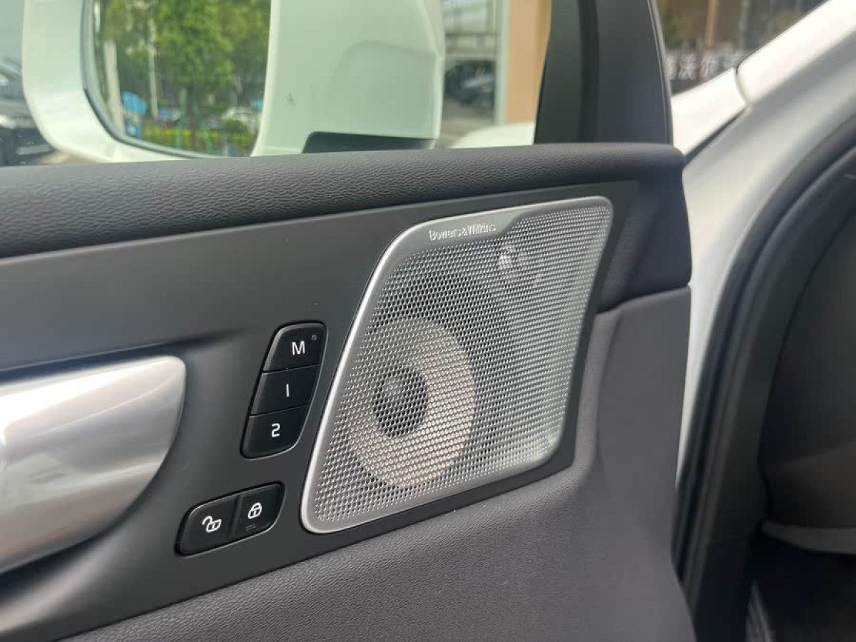 沃爾沃 XC60新能源  2025款 插電式混動(dòng) 長(zhǎng)續(xù)航四驅(qū)智雅豪華版圖片
