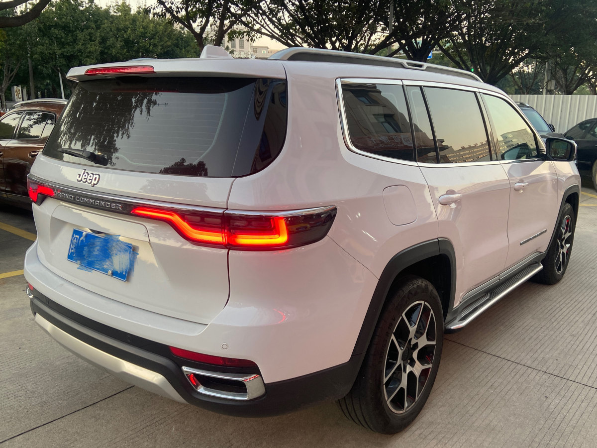 Jeep 大指揮官  2022款 2.0T 兩驅(qū)豪華版圖片