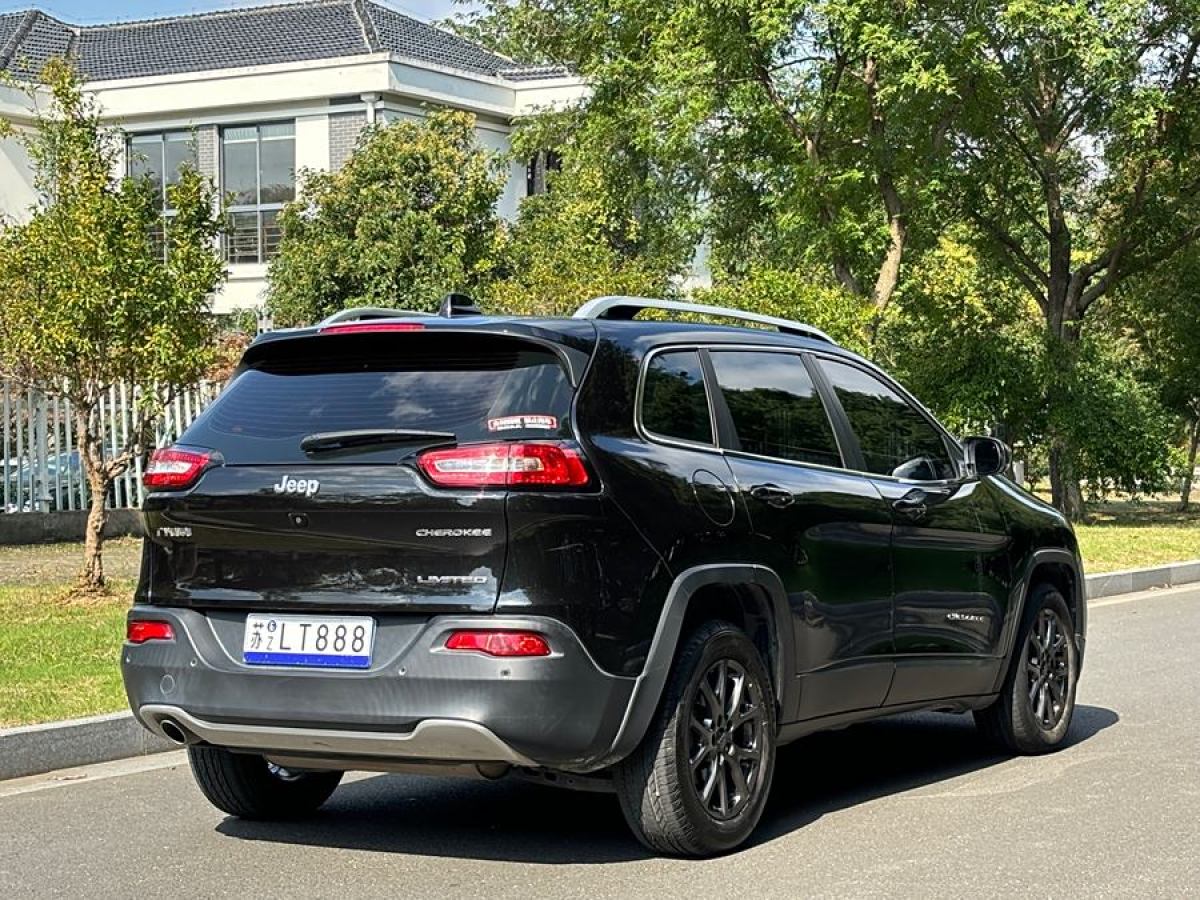 Jeep 自由光  2020款 2.0L 兩驅(qū)經(jīng)典運(yùn)動(dòng)版圖片