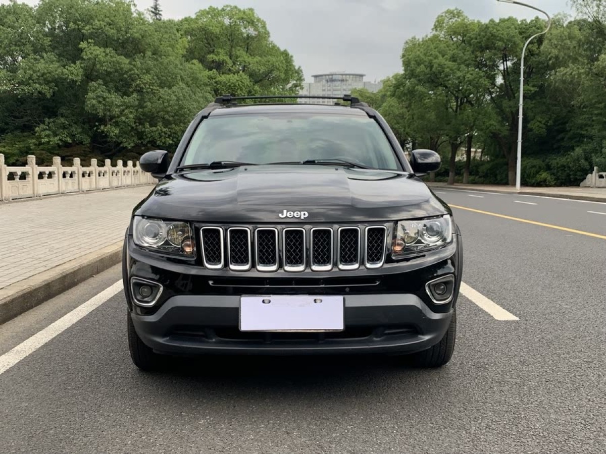 Jeep 指南者  2014款 改款 2.4L 四驅(qū)豪華導(dǎo)航版圖片