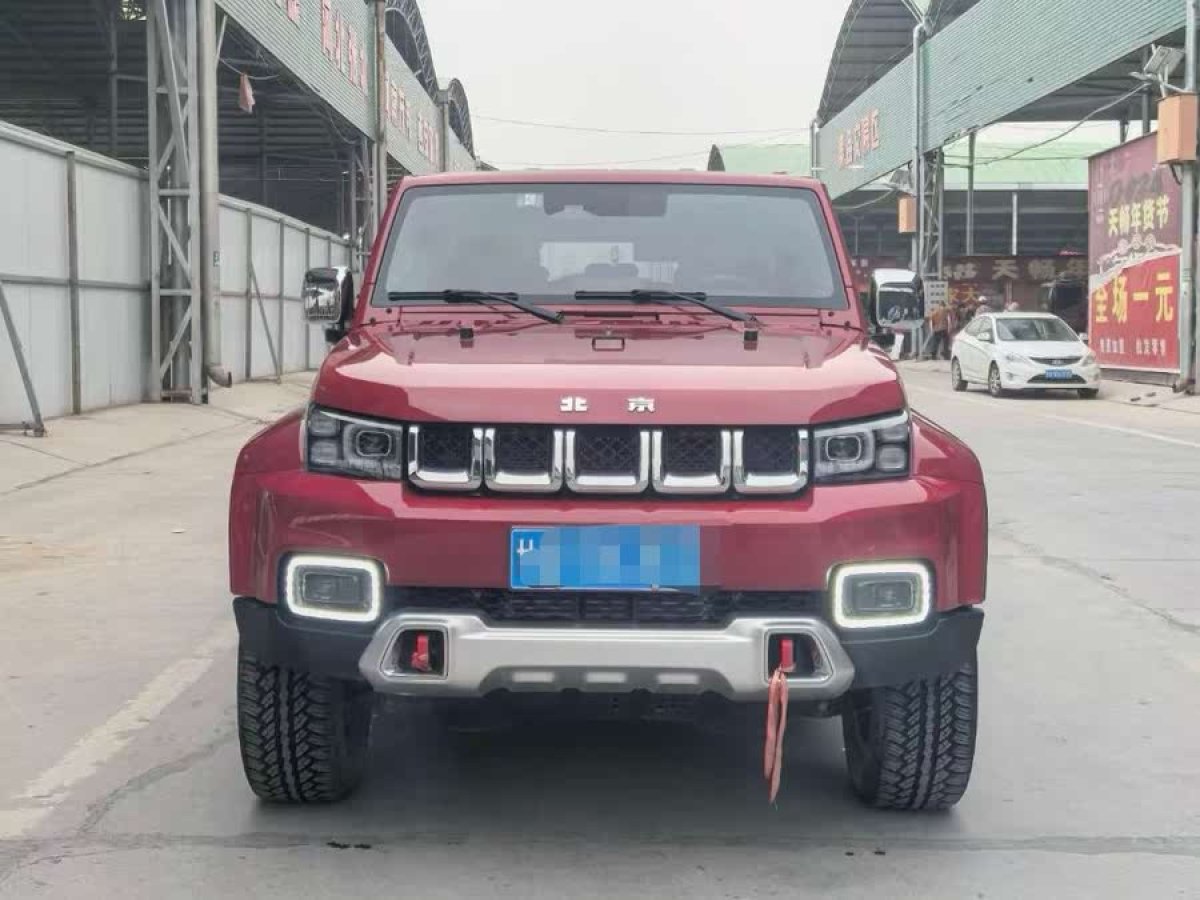北京 BJ40  2023款 2.0T 自動(dòng)四驅(qū)城市獵人版?zhèn)b客型圖片