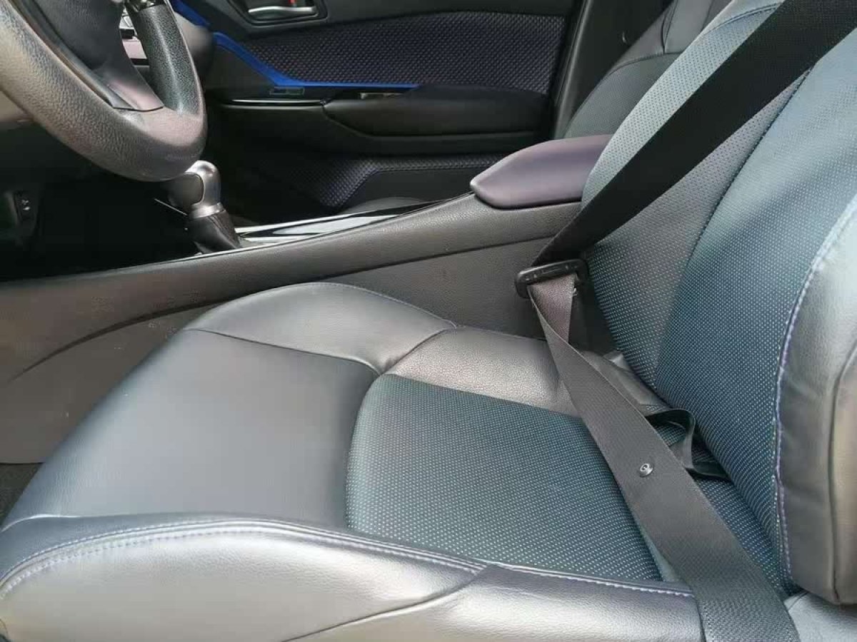 豐田 C-HR  2020款 2.0L 領(lǐng)先版圖片