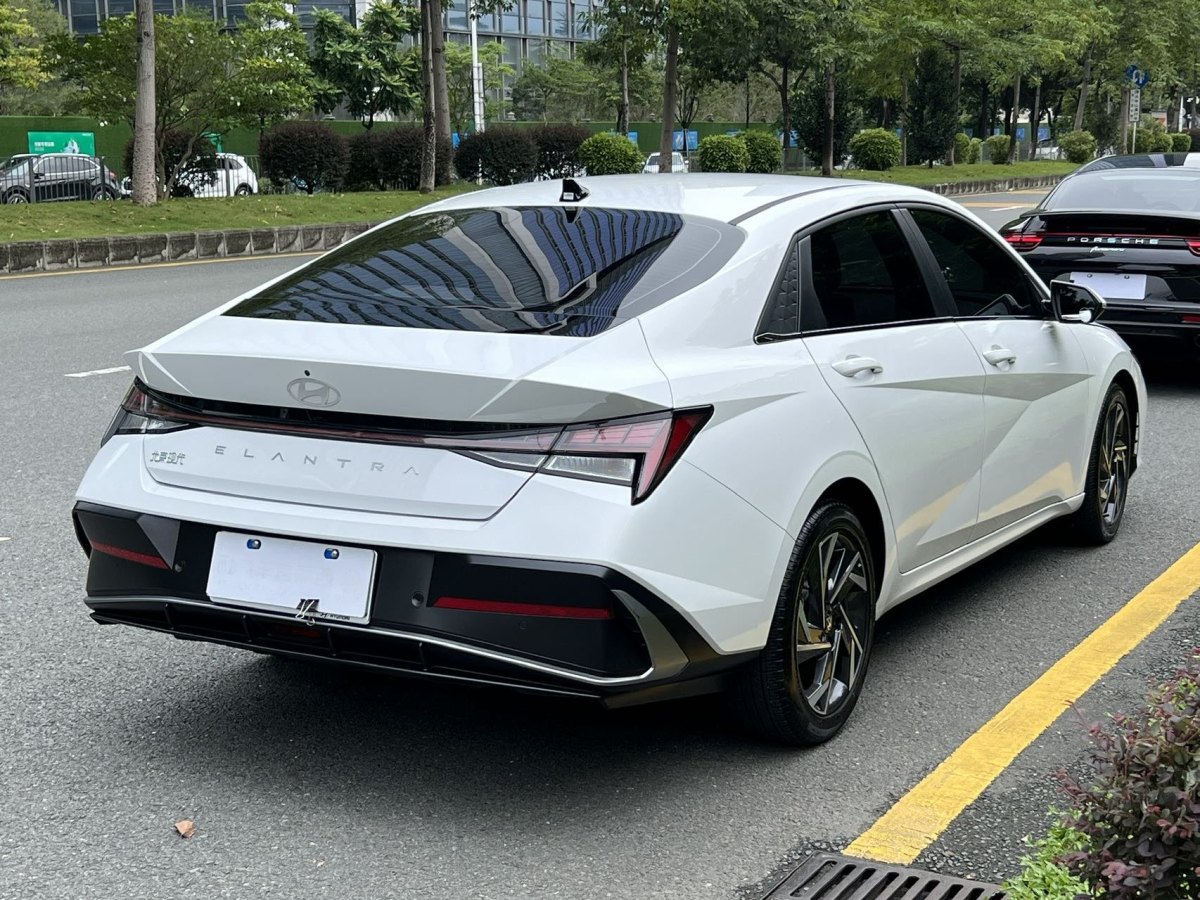 現(xiàn)代 伊蘭特  2023款 1.5L CVT LUX尊貴版圖片