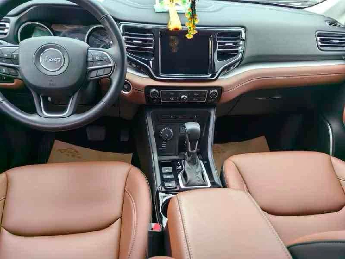 Jeep 大指揮官  2022款 2.0T 兩驅(qū)豪華版圖片