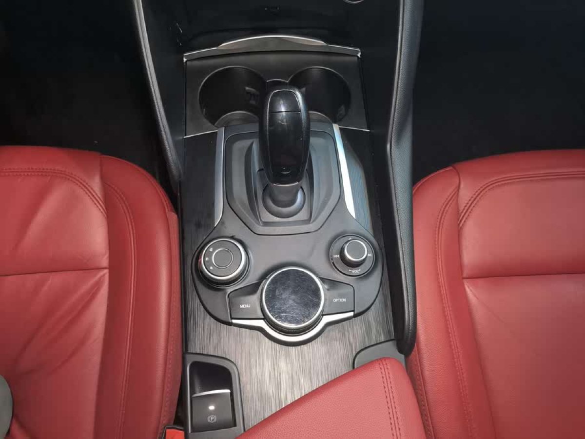 阿爾法·羅密歐 Giulia  2017款 2.0T 280HP 豪華版圖片