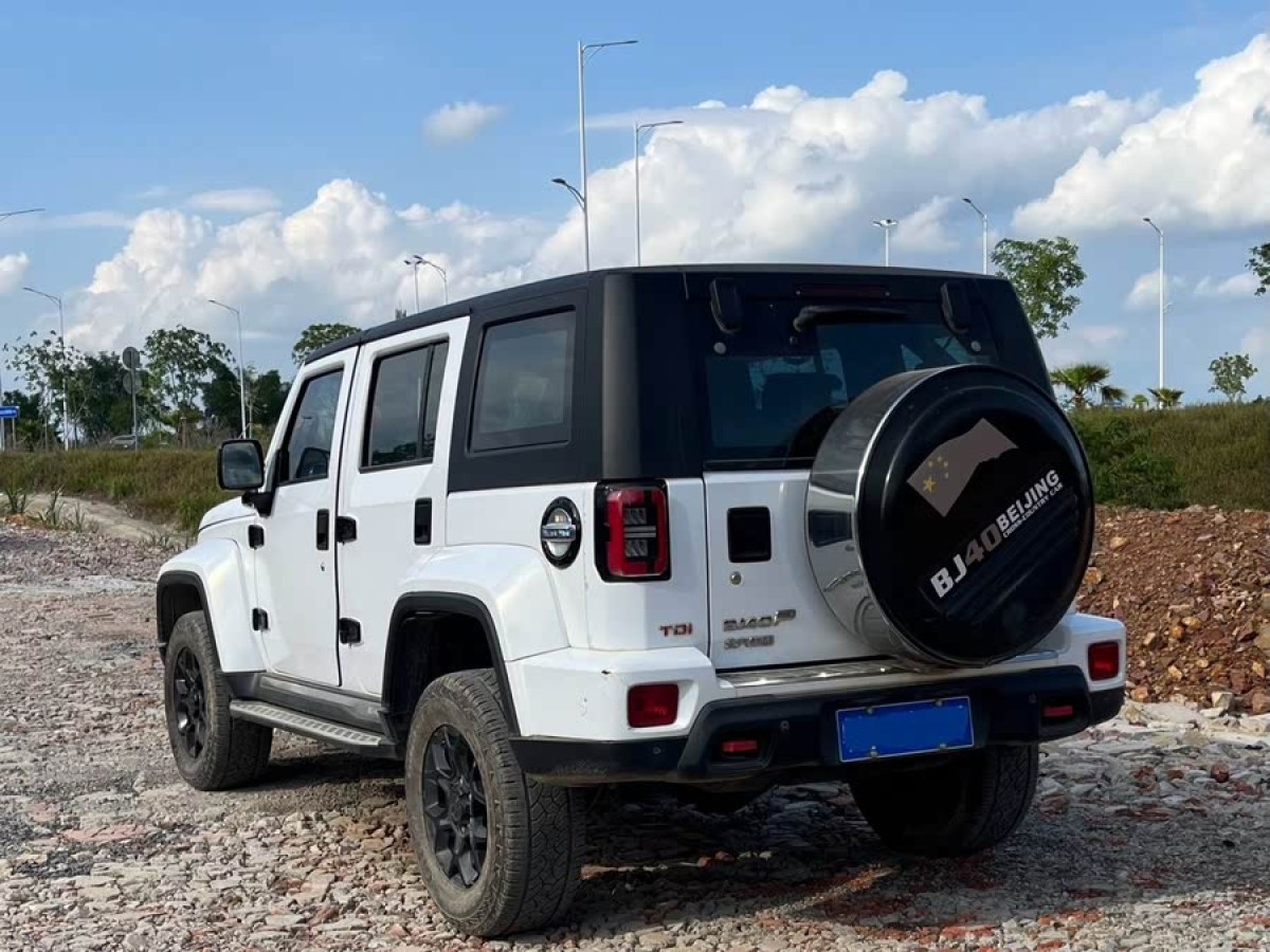 北京 BJ40  2021款 2.0D 自動四驅(qū)刀鋒英雄版?zhèn)b客型圖片