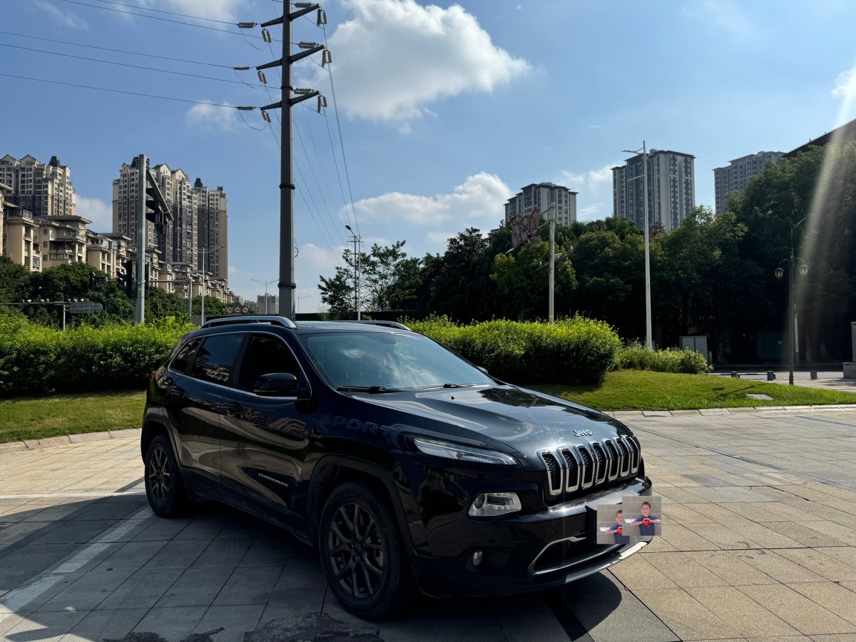 Jeep 自由光  2020款 2.0L 兩驅(qū)經(jīng)典運(yùn)動(dòng)版圖片