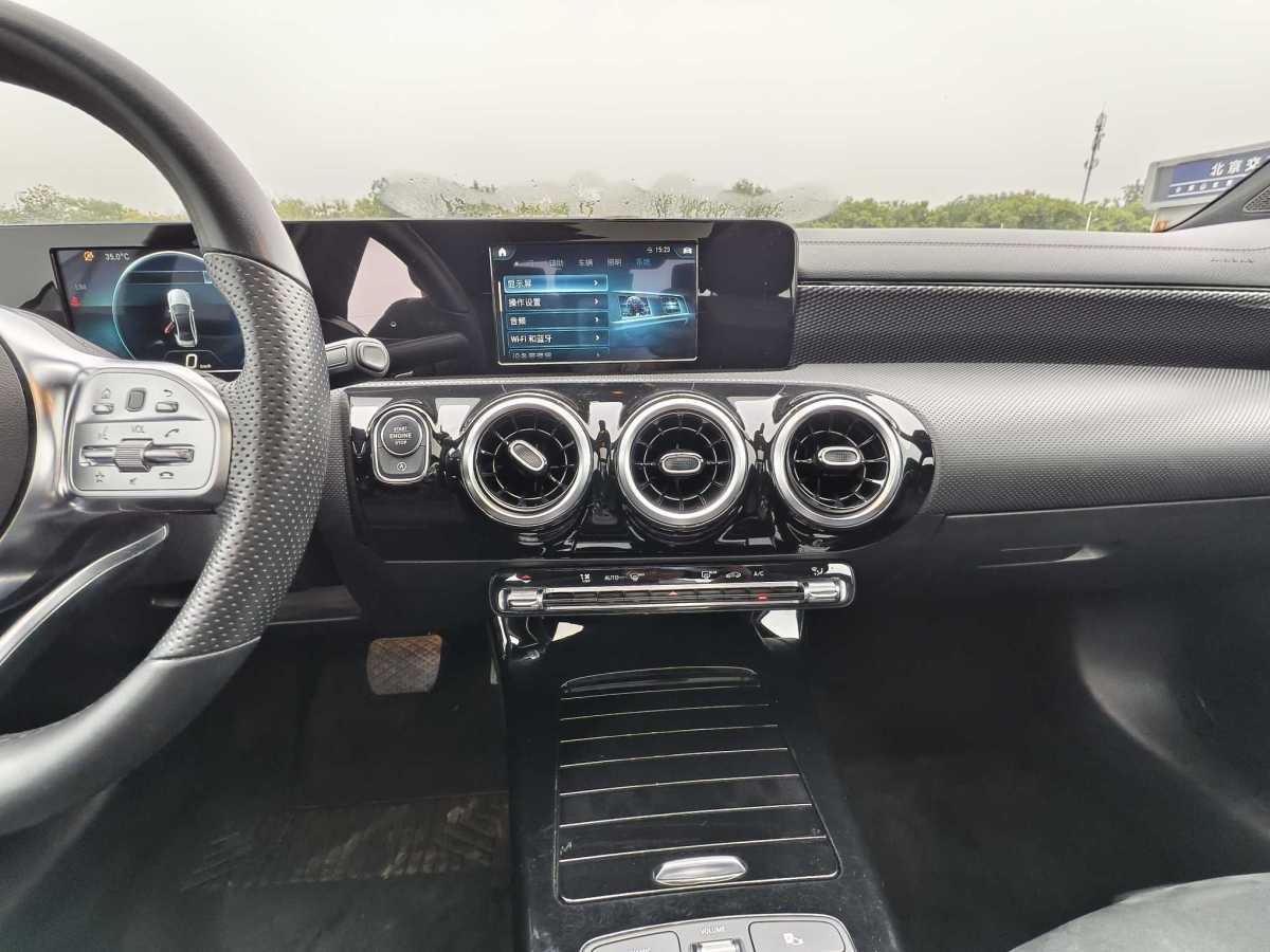 奔馳 奔馳A級(jí)  2019款  改款 A 180 L 運(yùn)動(dòng)轎車圖片