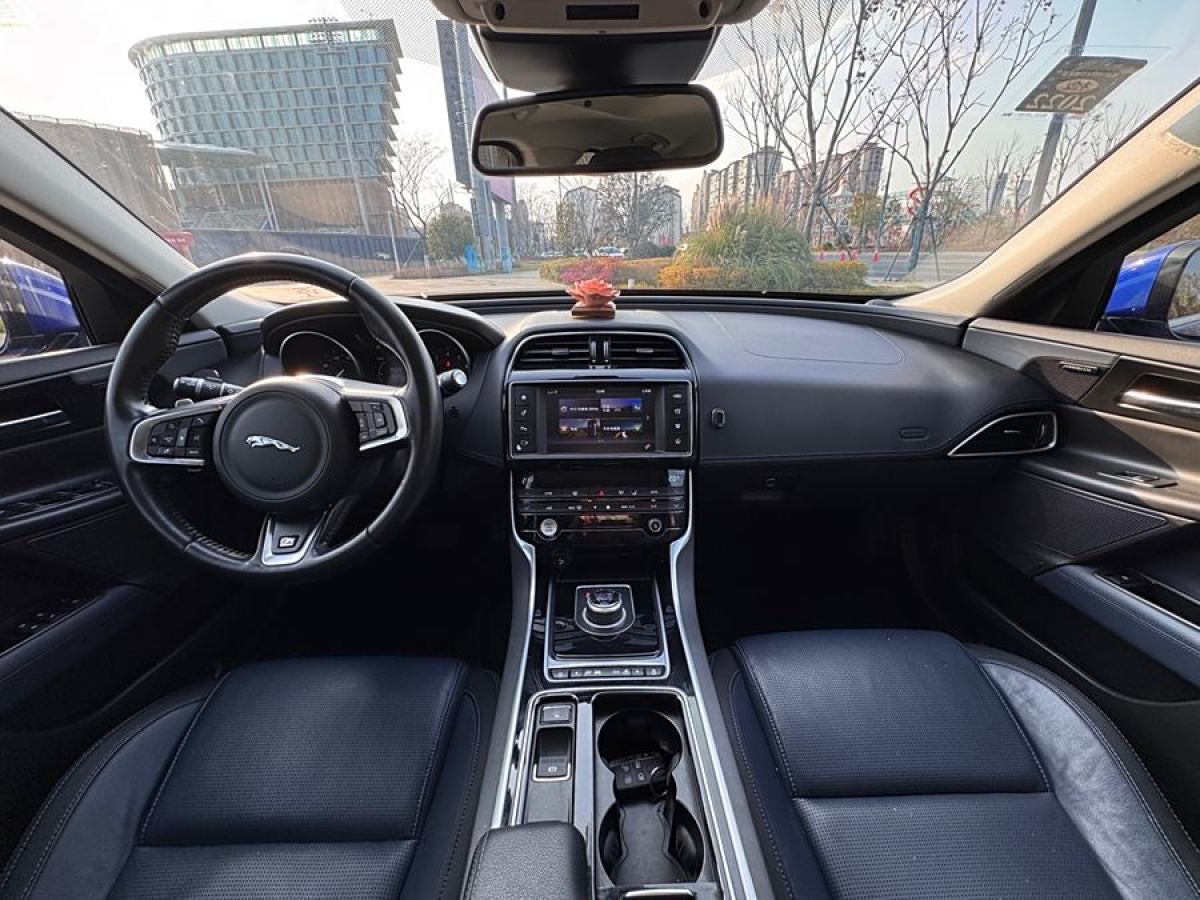 捷豹 XE  2018款 2.0T 300PS 四驅(qū)R-Sport運(yùn)動版圖片