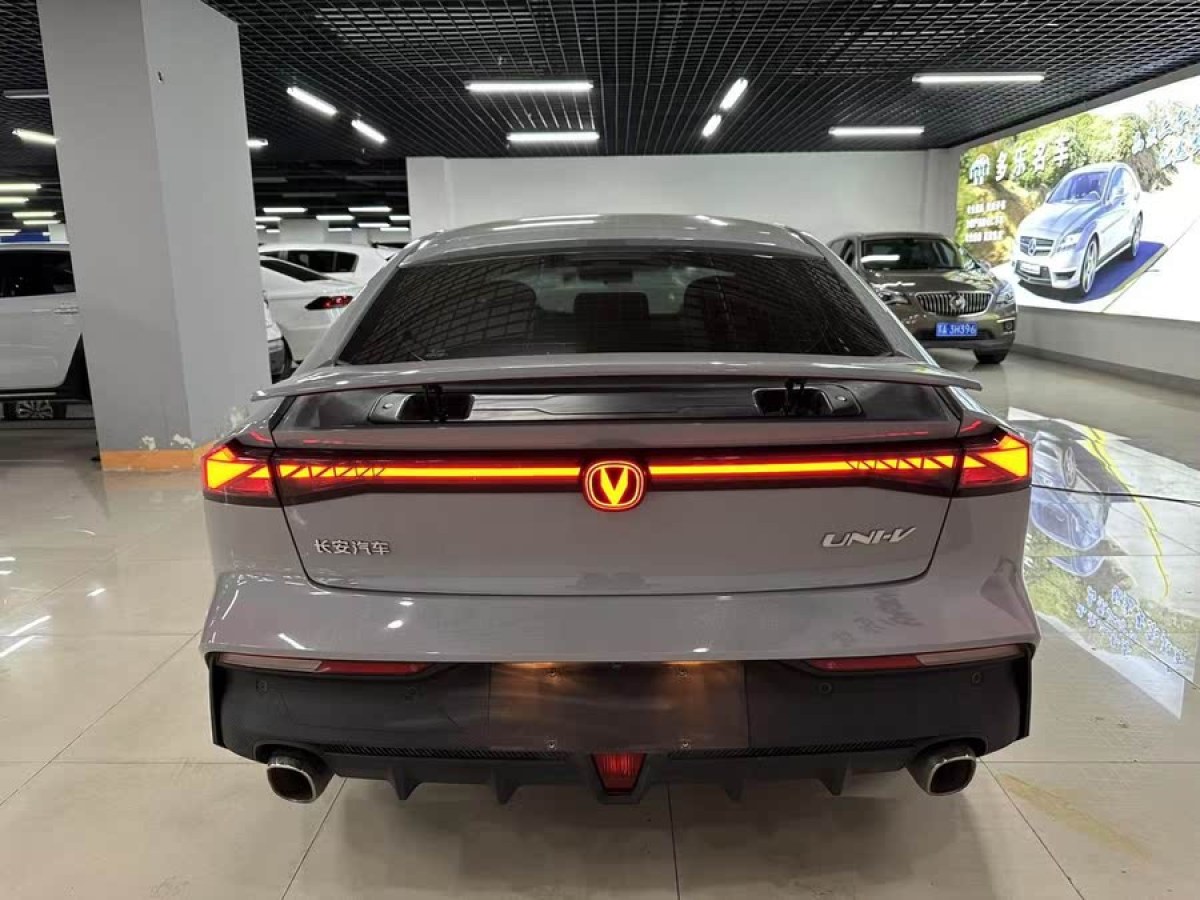 長(zhǎng)安 長(zhǎng)安UNI-V  2022款 1.5T 尊貴型圖片