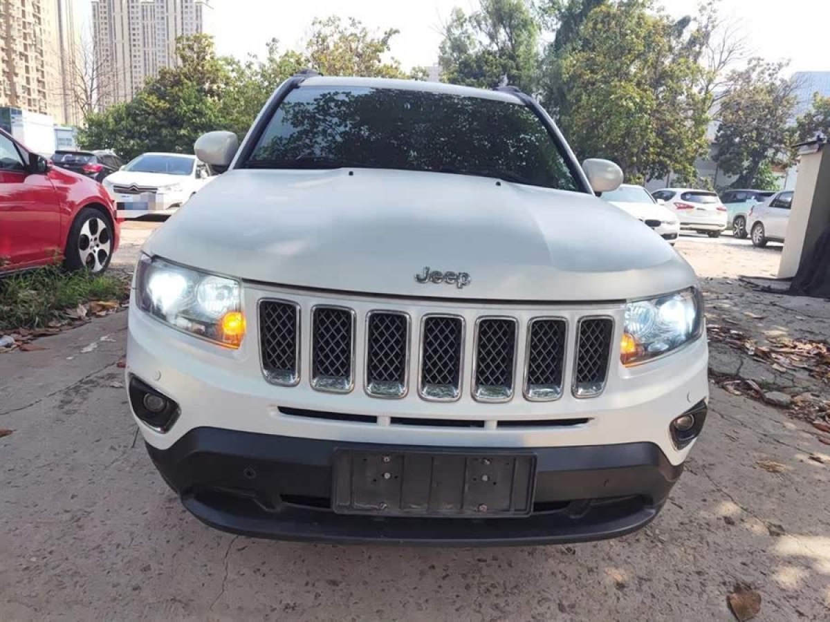 Jeep 指南者  2014款 改款 2.4L 四驅(qū)豪華導(dǎo)航版圖片